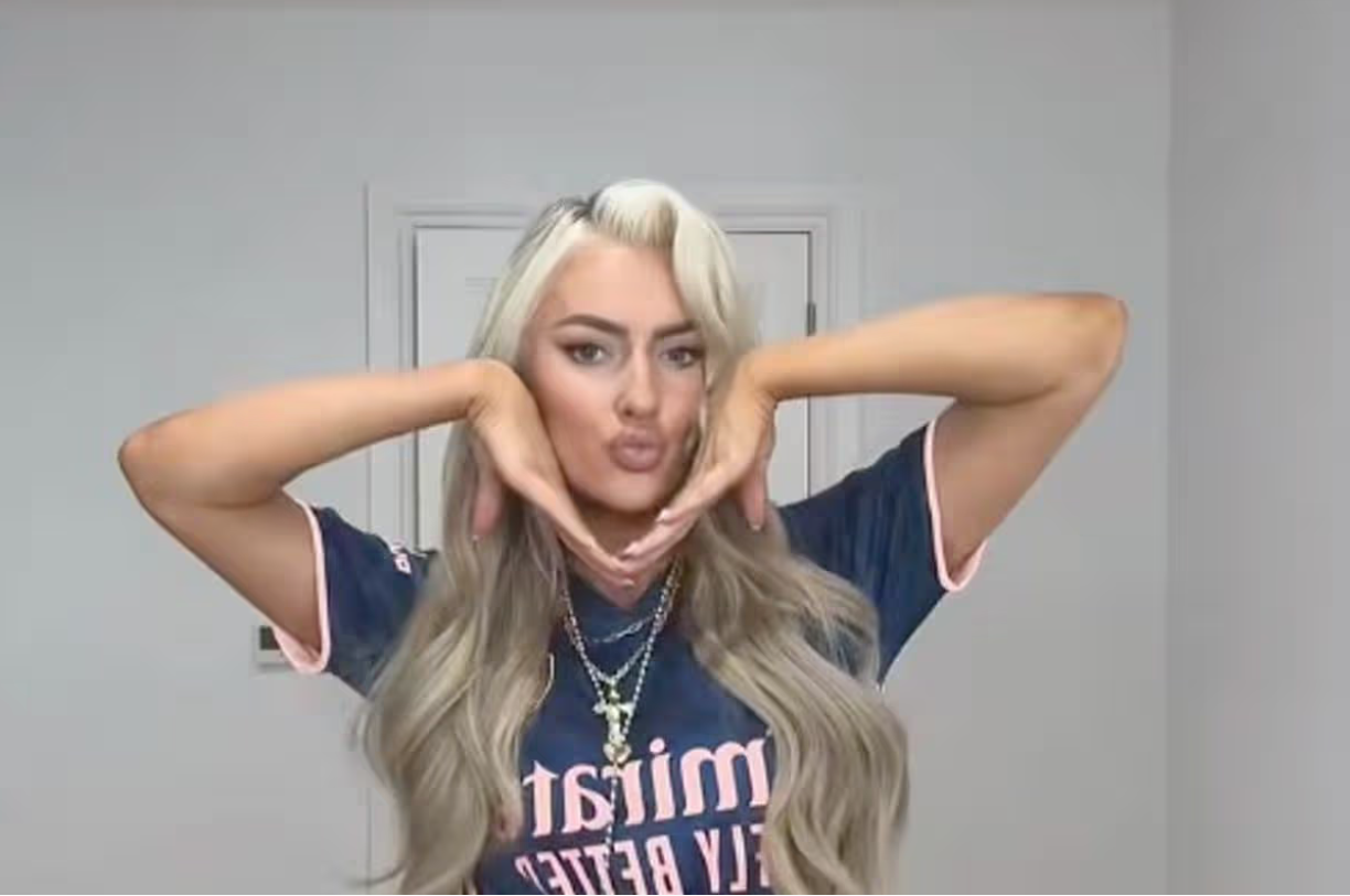 穿着阿森纳球衣庆祝夺冠,WWE女星遭摔角迷调侃!